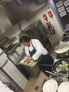 Le chef seul au fourneau, un moment qu'il apprécie ...
